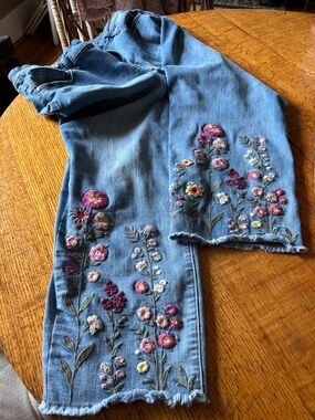 Coldwater Creek Wildflower Embroidered Cropped Jeans